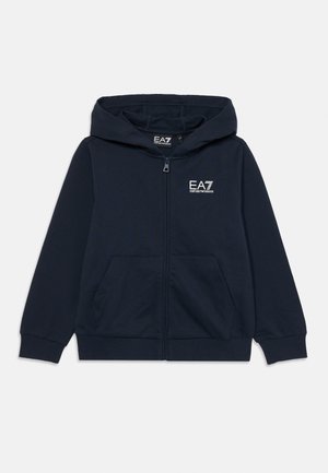 Marineblaue Zip-Hoodie aus glattem Stoff, mit einer Kängurutasche, gerippten Bündchen und einem kleinen weißen Logo auf der Brust.