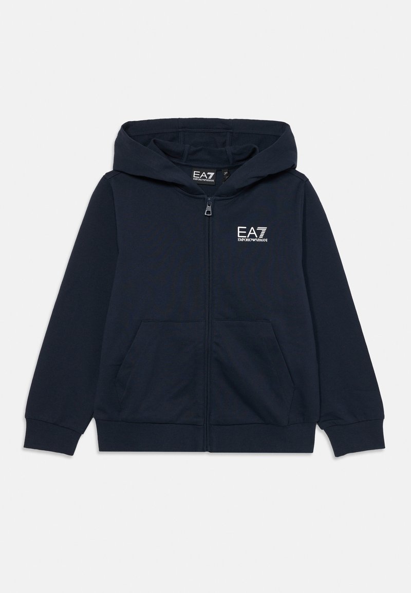 Sweatshirt navy com fecho, feito de tecido suave, apresentando um bolso canguru, punhos canelados e um pequeno logo branco no peito.