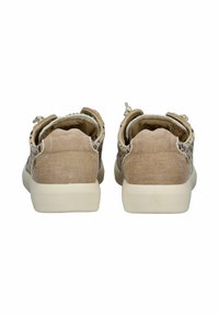 Scarpe in tela beige con accenti a fantasia, retro arrotondato e suola ammortizzata. Presentano lacci elastici e tallone rinforzato per il supporto.