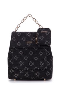 Czarna torebka z materiału z metalowym łańcuchem, z klapą i przednią kieszenią, ozdobiona powtarzającym się wzorem oraz małą pasującą saszetką.