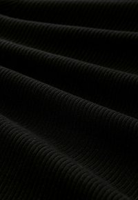 Tissu noir à côtes, présentant des nervures parallèles avec une texture douce. Le matériau a une couleur uniforme et profonde ainsi qu'un léger éclat.