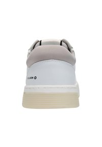 Weiße Sneaker mit einem glatten Lederoberteil, beigem Stoffkragen und Gummisohle. Mit einem Logo an der Ferse und minimalen Nähten.