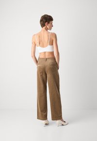 Marc O'Polo PANTS STRAIGHT LEG CROPPED LENGTH WELT POCKET - Auduma bikses - soft mocca