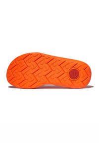 Schoenzool, levendig oranje rubber met een gestructureerd patroon. Bevat een circulair logo en verhoogde grip voor tractie. Glad afgewerkte randen.