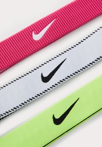 Tre fasce per capelli Nike disposte orizzontalmente: una rosa con logo bianco, una azzurra chiara con logo nero e una verde brillante con logo nero.