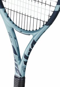 Tennisschoen met een lichtblauw en donker marineblauw frame, gestructureerde zwarte grip en een dicht geweven snaarpatroon. Heeft een aerodynamische vorm.
