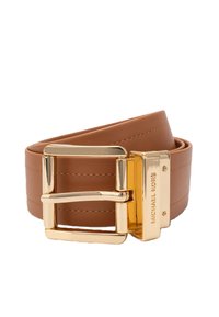 Ceinture en cuir marron enroulée avec une boucle rectangulaire dorée polie, gravée du nom "MICHAEL KORS" sur le côté.