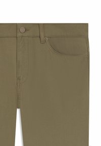 Pantalon en mélange de coton vert olive avec une texture lisse, doté d'une poche avant, d'une fermeture à bouton et de passants de ceinture.