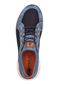 Baskets bleues avec une tige en mesh, des accents en daim, des lacets orange et une semelle blanche. L'intérieur présente une semelle intérieure orange contrastante avec un logo.