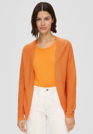 Oranje cardigan met een lichte textuur, open voorkant ontwerp en geribde manchetten, gecombineerd met een bijpassend oranje top en witte broek.