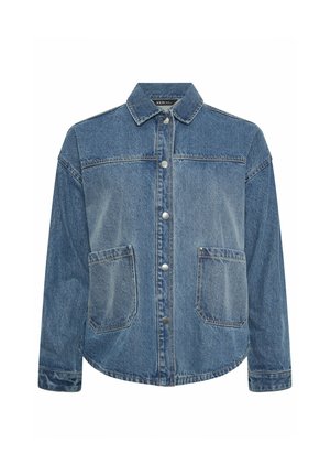 Chaqueta de mezclilla azul con mangas largas, cierre frontal de botones a presión, dos bolsillos delanteros de parche y cuello clásico.