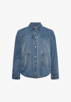 Chaqueta de mezclilla azul con mangas largas, cierre frontal de botones a presión, dos bolsillos delanteros de parche y cuello clásico.