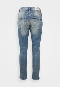 Džíny z denimu ve světle modré barvě, slim fit s vybledlým efektem. Obsahují dvě zadní kapsy a značkovou nášivku na pásku.