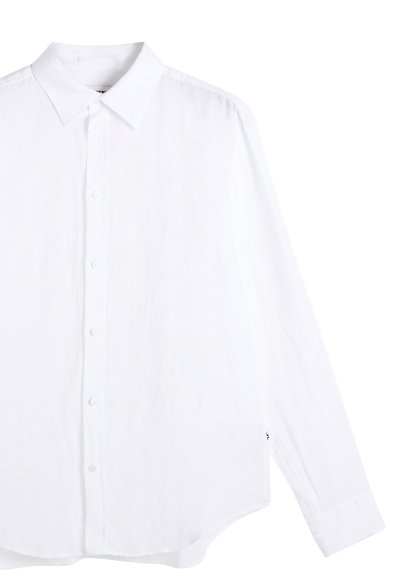 Chemise blanche à manches longues avec col pointu et boutons visibles sur le devant, sur un fond blanc.