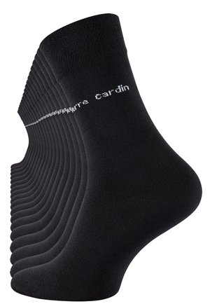 Schwarze Baumwollsocken mit geripptem Muster und weißem Logo-Text "Pierre Cardin" entlang des oberen Saums. Mehrere Paar in Perspektive dargestellt.
