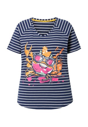 Granatowa i biała koszulka w paski z dekoltem w serek, z kolorową grafiką kraba w okularach przeciwsłonecznych oraz intensywnymi plamami różu i pomarańczy.