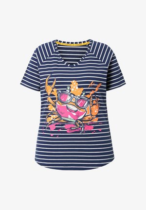 Gestreiftes T-Shirt in Marineblau und Weiß mit V-Ausschnitt, das ein farbenfrohes Krebs-Motiv zeigt, der Sonnenbrille trägt und lebhafte Spritzer in Pink und Orange präsentiert.