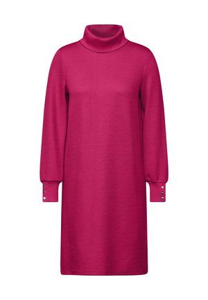 Vestido de cuello alto magenta con textura acanalada, mangas largas y detalles de botones en los puños. Diseño de longitud media con un corte relajado.