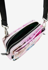Kolorowa torebka o błyszczącym wykończeniu, z wieloma przegródkami, srebrnymi zamkami błyskawicznymi i odpinanym czarnym paskiem.