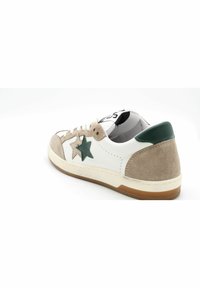 Baskets en cuir blanc avec des accents en daim beige, détail en étoile verte et semelle en caoutchouc. Comprend des lacets et un col rembourré.