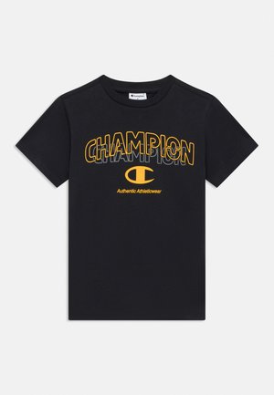 Schwarzes T-Shirt mit kurzen Ärmeln, gelbem und grauem "CHAMPION"-Schriftzug, gelbem Logo und dem Aufdruck "Authentic Athleticwear" auf der Brust.