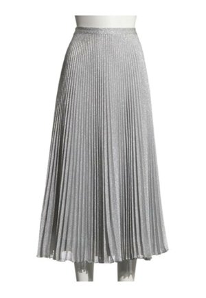 Falda midi plisada metálica plateada con cintura elástica, mostrada en un torso de maniquí blanco.