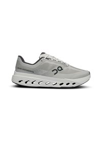 Baskets de sport gris clair avec une tige en mesh respirant, un logo bien visible et une semelle en caoutchouc découpée distinctive pour un amorti et une flexibilité.