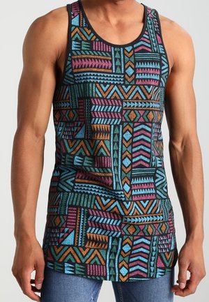 Top bez rękawów z geometrycznym wzorem w odcieniach niebieskiego, różowego i pomarańczowego na czarnym tle; wykonany z elastycznego materiału z okrągłym dekoltem.