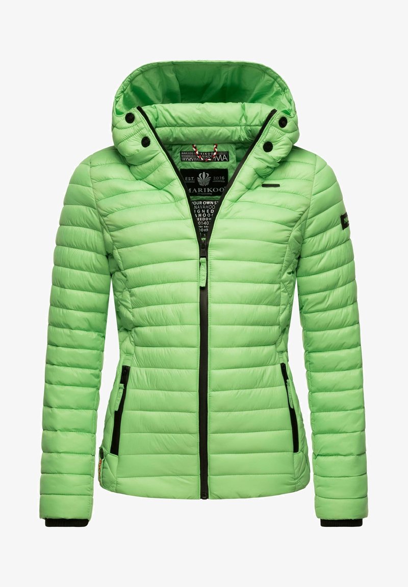 Veste matelassée à capuche pour femme de couleur vert clair, avec fermeture éclair à l’avant, deux poches zippées, et détails de boutons noirs sur le col et les manches.