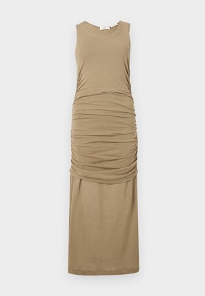 Ärmlös maxiklänning i mjukt, texturerat beige tyg. Har samlad detalj längs sidan, vilket skapar en draperad silhuett.