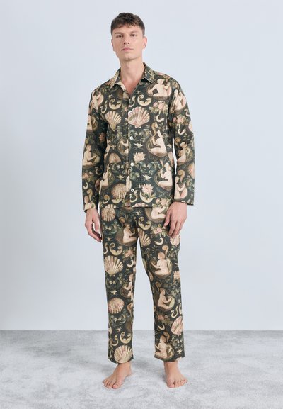 Set de pijamale din bumbac imprimat, cu un fundal verde închis, decorat cu scoici, figuri și motive florale. Include o cămașă cu nasturi și pantaloni.