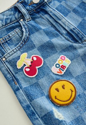 Denim shorts met een lichtblauw geruit patroon, versierd met geborduurde patches: kersen, de tekst "Good Vibes" en een blij gezichtje.