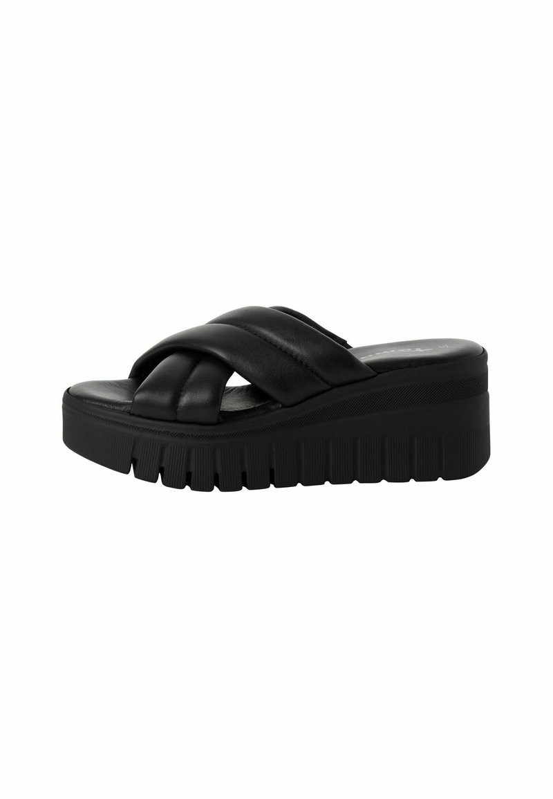 Sandalias de plataforma negras con tiras cruzadas de cuero suave, que cuentan con una suela gruesa y texturizada y una punta ligeramente redonda.
