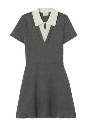 Robe grise en tissu tricoté, dotée d'un col blanc contrastant avec un décolleté en V et une ouverture en forme de clé, manches courtes et jupe évasée.