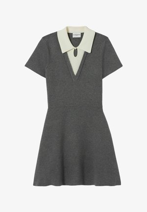 Vestido gris hecho de tela de punto, con un cuello blanco en contraste con escote en V y detalle de ojal, mangas cortas y falda acampanada.