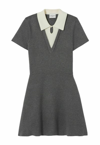 Abito grigio realizzato in tessuto a maglia, con un colletto bianco a contrasto, scollatura a V e dettaglio a occhiello, maniche corte e gonna svasata.