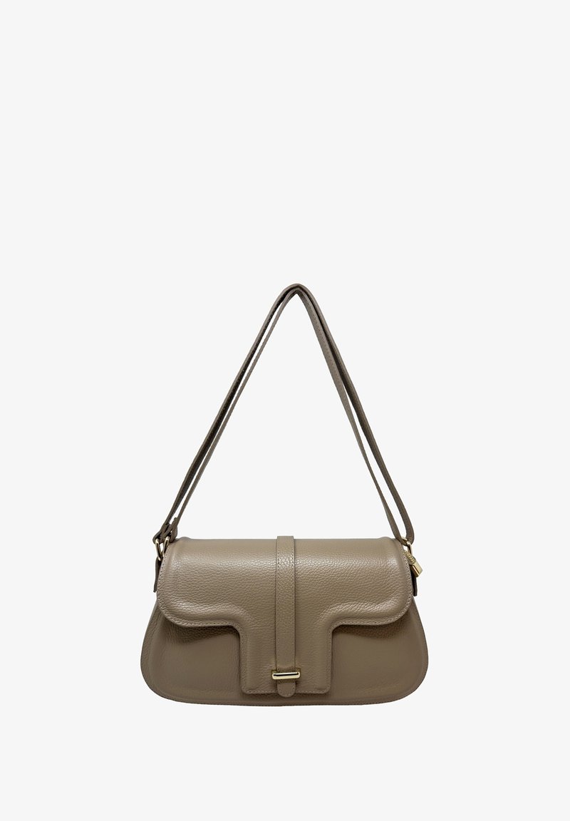 Sac à bandoulière en cuir taupe avec un rabat incurvé et une fine sangle unique, doté d'un petit fermoir doré au centre avant.