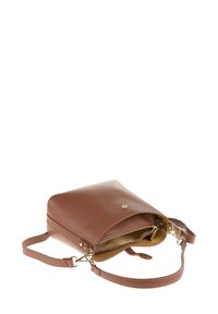 Borsa a tracolla in pelle marrone con superficie texturizzata, una sola tracolla e accessori in oro. Caratterizzata da un compartimento principale con zip.