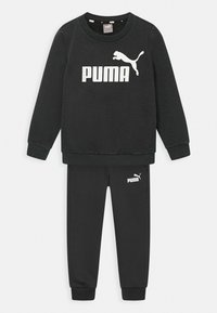 Zwarte sweatshirt- en broekset gemaakt van zachte stof. Voorzien van een wit logo en branding. Ribgebreide manchetten en halslijn voor extra textuur.