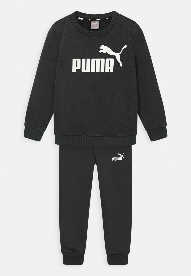 Zwarte sweatshirt- en broekset gemaakt van zachte stof. Voorzien van een wit logo en branding. Ribgebreide manchetten en halslijn voor extra textuur.