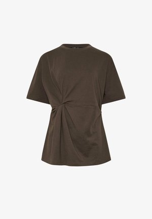 Bruin katoenen T-shirt met korte mouwen, een ronde hals en een gedraaide stofdetail aan de voorkant die geplooide plooien creëert.