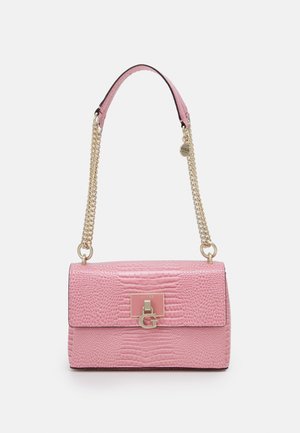 Sac à main rose en cuir synthétique façon crocodile avec une bandoulière chaîne dorée et un fermoir doré portant la lettre G sur le rabat avant.