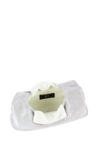 Fémes ezüst színű clutch táska, textúrált külsővel, fehér szövet béléssel és patentos záródással. A belső részén egy márkacímke található.
