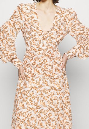 Bloemenjurk met een diepe V-hals, pofmouwen en een getailleerde taille. De stof heeft een lichte achtergrond met oranje bladdessins.