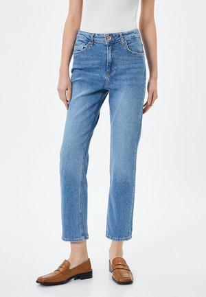 Lichtblauwe denim recht gesneden jeans met een gemiddelde taillehoogte, vijf zakken en subtiele wassing boven de knieën.