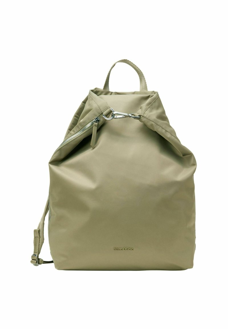 Hellgrüner Rucksack aus glattem, wasserdichtem Material. Verfügt über einen Kordelzugverschluss, metallische Beschläge und verstellbare Schultergurte.