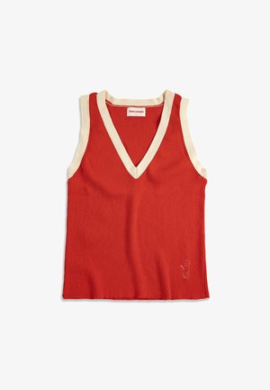 Haut rouge sans manches en tricot côtelé avec bordure crème autour du décolleté en V profond et des emmanchures, comportant un petit oiseau brodé près de l'ourlet inférieur.