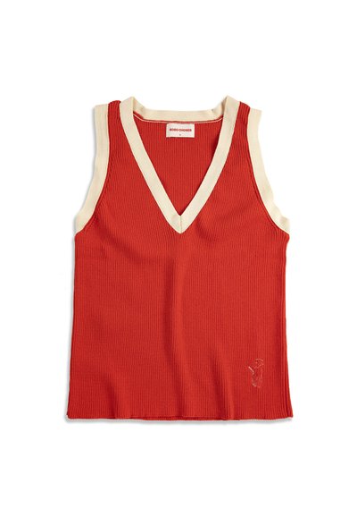 Haut rouge sans manches en tricot côtelé avec bordure crème autour du décolleté en V profond et des emmanchures, comportant un petit oiseau brodé près de l'ourlet inférieur.