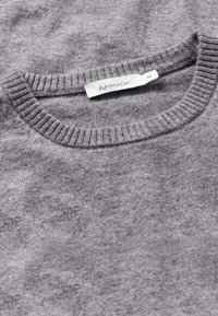 Grauer gestrickter Pullover mit einem gerippten Rundhalsausschnitt und weicher Textur. Verfügt über ein Etikett mit "hessnatur" und der Größe "48", das innen eingenäht ist.