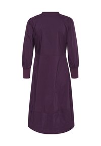 Paarse katoenen jurk met lange, opgeblazen mouwen, een getailleerde taille en een uitlopende rok. Eenvoudig ontwerp met een ronde halslijn en geen zichtbare patronen.